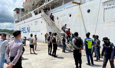 Personel Satuan Samapta Polres Rote Ndao Lakukan Monitoring Bongkar Muat Penumpang KMP Lawit