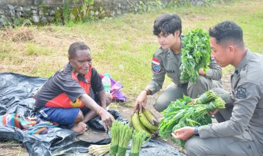 Peduli Perekonomian Lokal, Polisi Belanja Langsung dari Mama-Mama Papua di Mimika