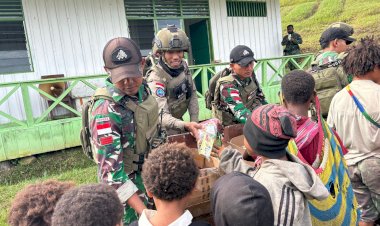 TNI-Polri Gelar Bakti Sosial Kepada Warga Kiwirok
