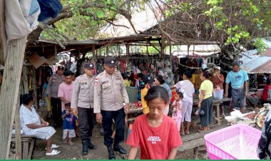 Personel Polsek RBD Lakukan Pengamanan Kegiatan Masyarakat Pada Pasar Sakubatun