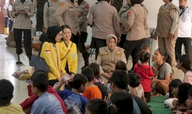 Polri Bersama Mahasiswa Beri Trauma Healing ke Korban Banjir Ciliwung