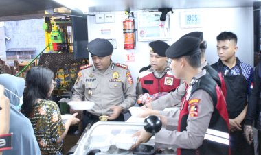 Korps Sabhara Polri Terjunkan Watergen dan Dapur Lapangan untuk Bantu Warga Terdampak Banjir di Rawajati