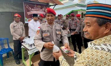 Satuan Reskrim Polres Rote Ndao Berbagi Takjil Bersama Warga