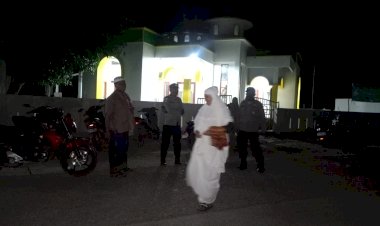 Patroli Sahur Personel Polsek Rote Barat Daya Jaga Keamanan Bagi Jemaah Mesjid Nurul Iman Batutua