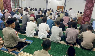 Kapolres Rote Ndao Melaksanakan Sholat Tarawih Bersama Jemaah Mesjid An Nur Metina