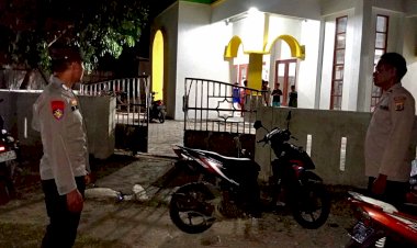 Personel Polsek Rote Barat Daya Lakukan Pengamanan Sholat Tarawih Pada Mesjid Nurul Iman Batutua