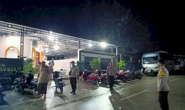 Jamin Kenyamanan Jemaah,Personel Polsek Lobalain Lakukan Pengamanan Sholat Tarawih