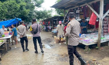 Jamin Keamanan Warga Personel Polsek Rote Tengah Patroli Di Pasar Nggodimeda