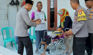 Polisi Beri Bantuan Kursi Roda untuk Penderita Celebral Palsy-Lansia di Bekasi dan Karawang