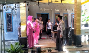 Wujud Empati Terhdap Korban Tenggelam, Kapolres Rote Ndao  Bersama Bhayangkari Melayat Ke Rumah Duka