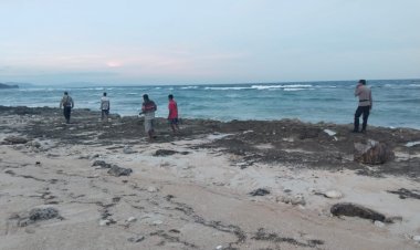 Personel Polres Rote Ndao  Lakukan Upaya Pencarian Melalui  Pesisir Pantai Selatan  Hilangnya  KM Berkat Baru
