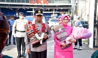 Tradisi Adat dan Kehormatan Iringi Kedatangan Kapolda NTT yang Baru di Mapolda NTT