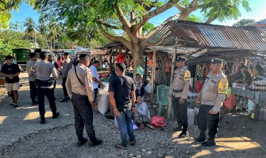 Personel Polsek Rote Barat Laut Lakukan Pengamanan Pada Pasar Busalangga Untuk Jaga Kenyamanan Masyarakat