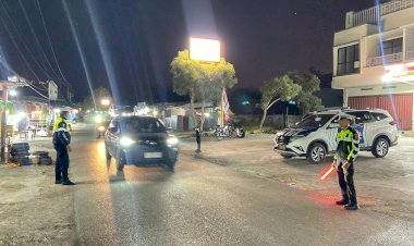 Personel Satuan Lalu Lintas Polres Rote Ndao Lakukan Pengaturan Arus Lalu Lintas Pada Area Publik