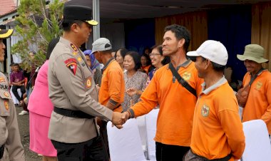 Sambut Hari Bhayangkara ke-79, Kapolda Kalteng Pimpin Bakti Kesehatan dan Serahkan Bansos untuk Petani di Gunung Mas