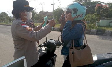 Peduli Dampak Erupsi Gunung Lewotobi, Polsek Alok Bagikan Masker kepada Warga di Sikka