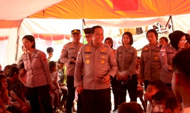 Kapolda NTT Kunjungi Anak-anak Pengungsi Lewotobi, Beri Bingkisan dan Dukungan Trauma Healing