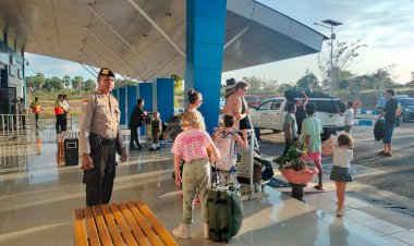 Pengamanan Pada Bandara  D C Saudale Oleh Personel Polsek Lobalain