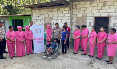 Jelang Hari Bhayangkara Ke 79, Polres Rote Ndao Berikan Bansos Bagi Masyarakat Diwilayah Hukum Polsek Lobalain