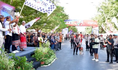 Kapolda NTT Lepas Karnaval Budaya Bhayangkara di Kupang Exotic Festival 2025