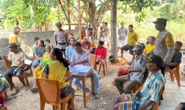 Personel Polsek Rote Barat Daya Lakukan Pengamanan Distribusi Dana PKH Tahap II Bagi Masyarakat