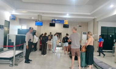 Polsek Lobalain Lakukan Pengamanan Operasional Penerbangan Di Bandara D C Saudale