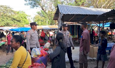 Polsek Rote Barat Daya Gelar Patroli Diarea Pasar Desa Sakubatun Untuk Ciptakan Kamtibmas Yang Aman