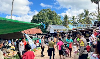 Dipimpin Kapolsek, Personel Polsek Rote Barat Laksanakan Pengamanan dan Patroli di Pasar Sedeoen