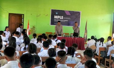 Personel Polsek Rote Tengah Melakukan Sosialisasi Kamtibmas Pada Kegiatan MPLS SMA 1 Rote Tengah