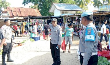Ciptakan Kenyamanan Bagi Pengunjung Pasar, Personel Polsek Rote Barat Tingkatkan Pengamanan