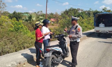 Operasi Patuh Turangga 2025 Polres Rote Rote Ndao Hari Ketiga Belas. Edukasi Kamseltibcarlantas Bagi Pengendara