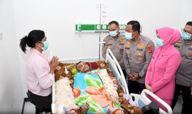 Kapolda NTT Tunjukkan Kepedulian, Jenguk Anggota Polres TTS yang Alami Laka Saat  Tugas Pengawalan