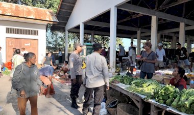Patroli Di Pasar, Personel Polsek Rote Tengah Lakukan Edukasi Kamtibmas Bagi Masyarakat