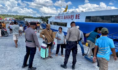 Personel Polsek Lobalain Melakukan Pengamanan Pada Pelabuhan Baa, Ciptakan Rasa Aman Bagi Pengguna Jasa Transportasi Laut