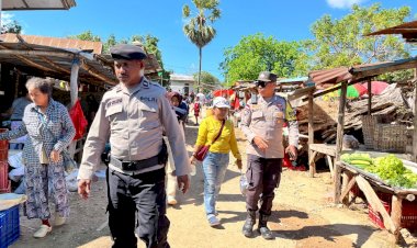Patroli Di Pasar Sedeoen, Upaya Personel Polsek  Rote Barat Wujudkan Keamanan Bagi Masyarakat