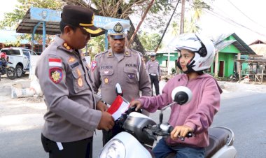 Kapolres Rote Ndao Pimpin Pembagian Bendera Bagi Pengendara Jelang Hari Kemerdekaan RI Ke 80