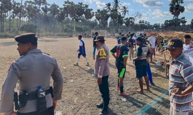 Polsek Pantaibaru dan Polsek Rote Selatan Jaga Ketat Pertandingan Sepakbola di Desa Nusakdale