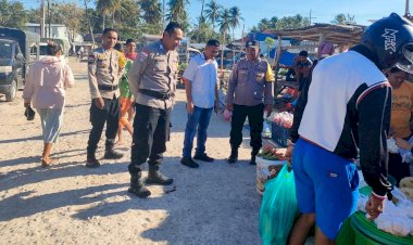 Patroli Pada Pasar Busalangga,  Polsek Rote Barat Laut Hadir Untuk Masyarakat