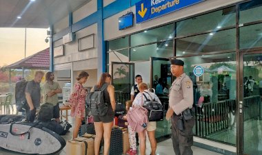 Pengamanan Ketat Lalu Lintas Penumpang Melalui Bandara D C Saudale