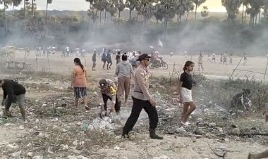 Jaga Kebersihan Pantai Nusakdale Bersama Polsek Pantaibaru