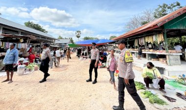 Patroli Pada Pasar Sedeoen, Polsek Rote Barat Jamin Keamanan Warga