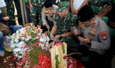 Hadiri Pemakaman Affan Kurniawan di TPU Karet Bivak, Kapolda Metro Sampaikan Permohonan Maaf