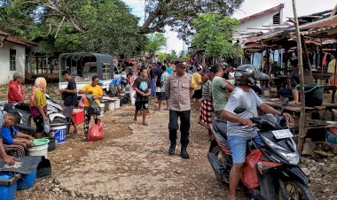 Personel Polsek Rote Barat Laut Lakukan Patroli  di Pasar Busalangga Untuk Jamin Keamanan Warga