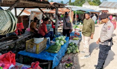 Personel Polsek Rote Selatan Lakukan Pengamanan di Pasar Oele, Wujud Polri Untuk Masyarakat