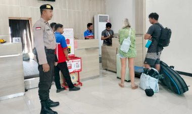 Polsek Lobalain Jaga Keamanan Aktifitas Penumpang di Bandara D C Saudale