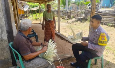 Bhabinkamtibmas Polsek Pantaibaru Sambangi Warga Binaan Pengrajin Topi Ti'i Langga