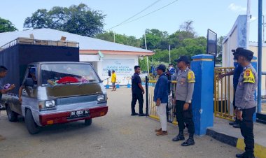 Personel Polsek Pantaibaru Tingkatkan Pengawasan di Area Pelabuhan Pantaibaru.