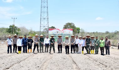 Dari Timur, Harapan untuk Semua: Kapolda NTT Pimpin Penanaman Jagung Serentak Menuju Lumbung Pangan Nasional