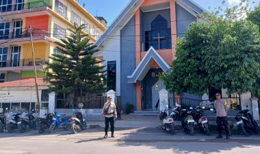 Personel Polsek Lobalain Melaksanakan Pengamanan di Gereja Untuk Pastikan Kenyamanan Ibadah