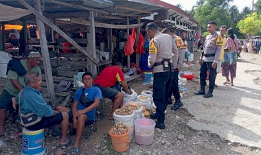 Polsek Rote Barat Laut Lakukan Patroli dan Pengamanan di Pasar Busalangga, Pastikan Rasa Aman Bagi Masyarakat
